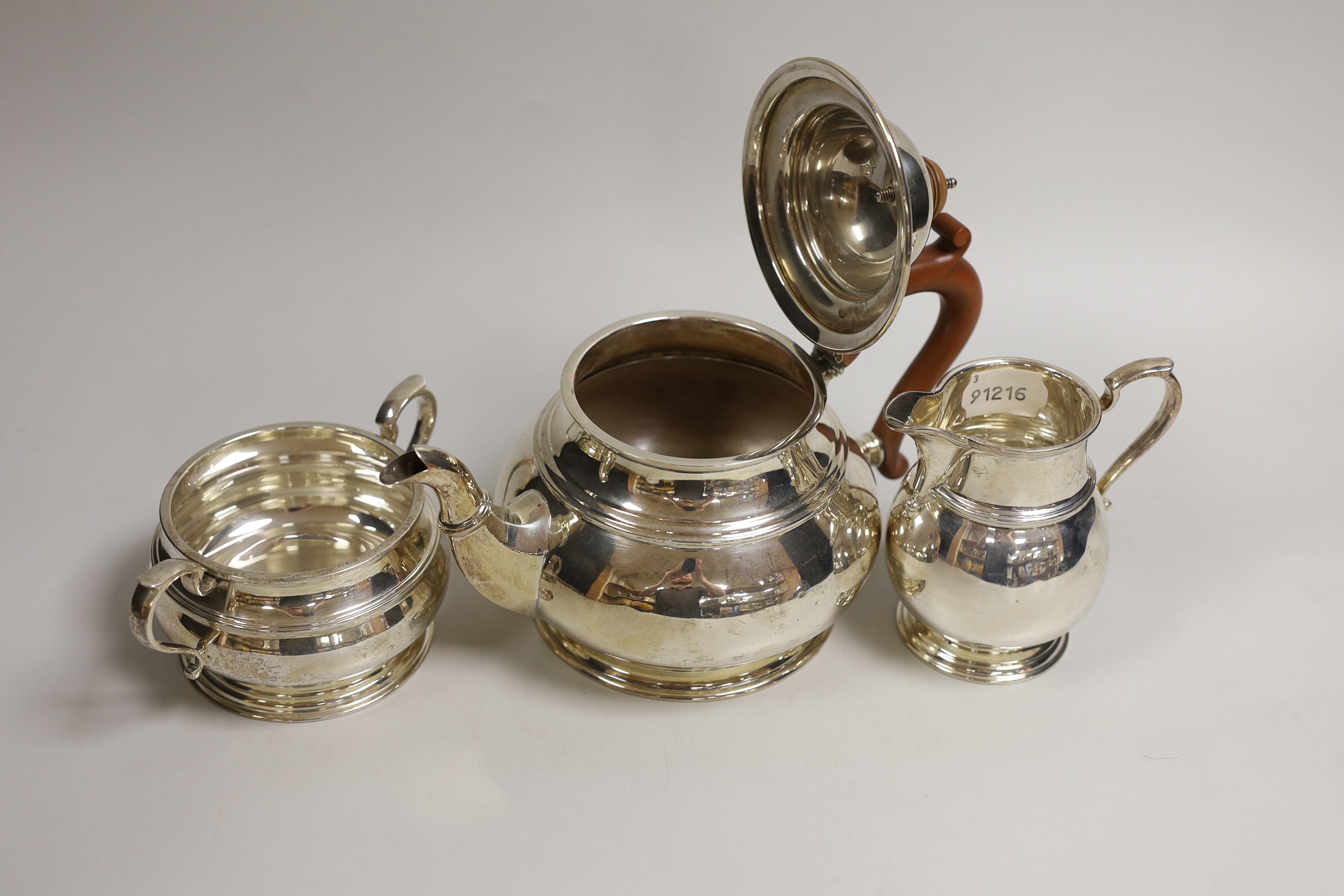 A George V silver three piece baluster tea set, Adie Bros, Birmingham, 1922/4, gross weight 29.8oz.